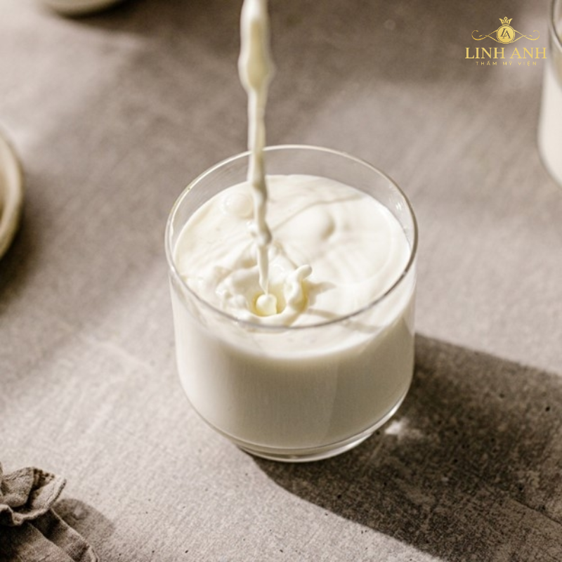 Uống sữa hỗ trợ quá trình môi phun hồi phục