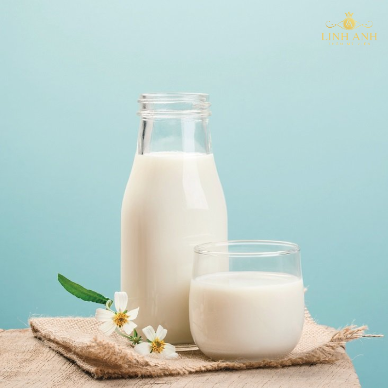 Phun môi uống sữa được không
