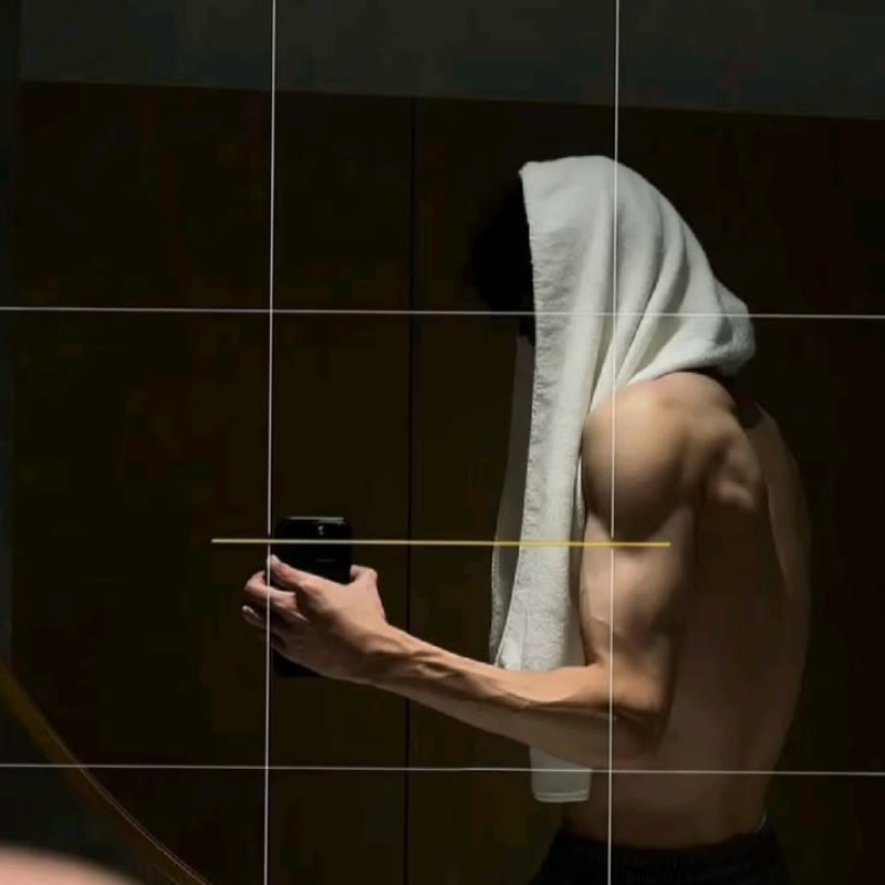 Chụp ảnh khỏe body trước gương nam