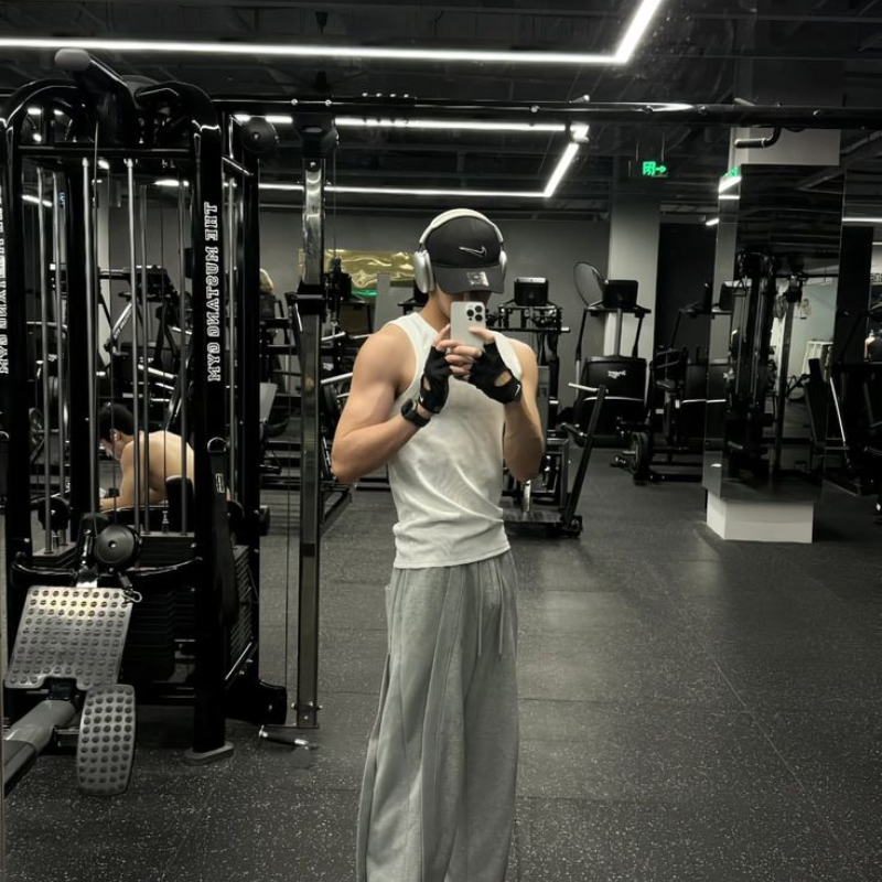 Chụp ảnh khoe body trước gương nam