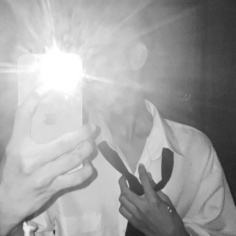 Chụp ảnh trước gương nam bật đèn flash