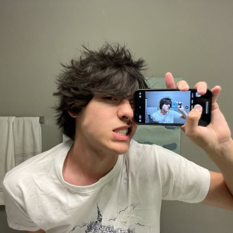 Chụp ảnh nam trước gương bằng camera trước