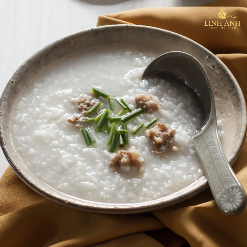 Ăn cháo thịt băm sau phun môi