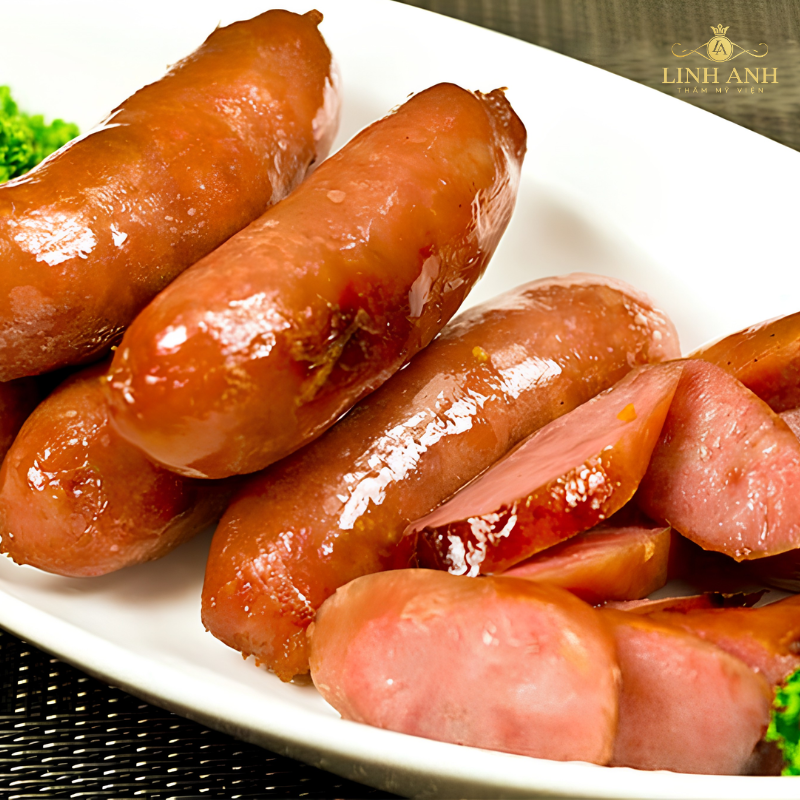Kiêng ăn lạp xưởng xúc xích sau phun môi