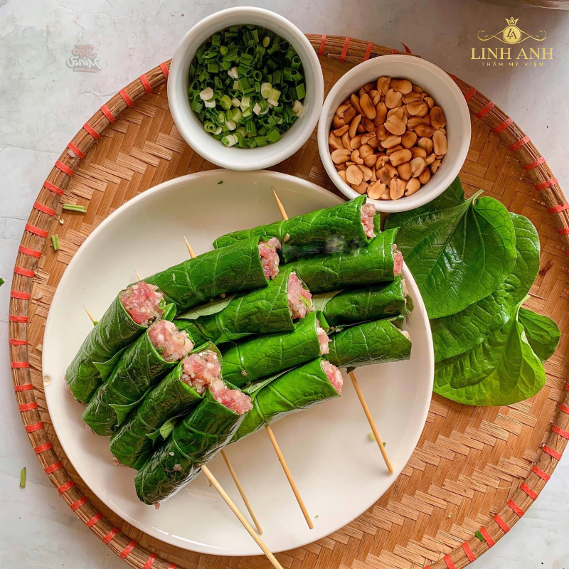 Lá lốt cuộn thịt heo ăn được sau phun môi