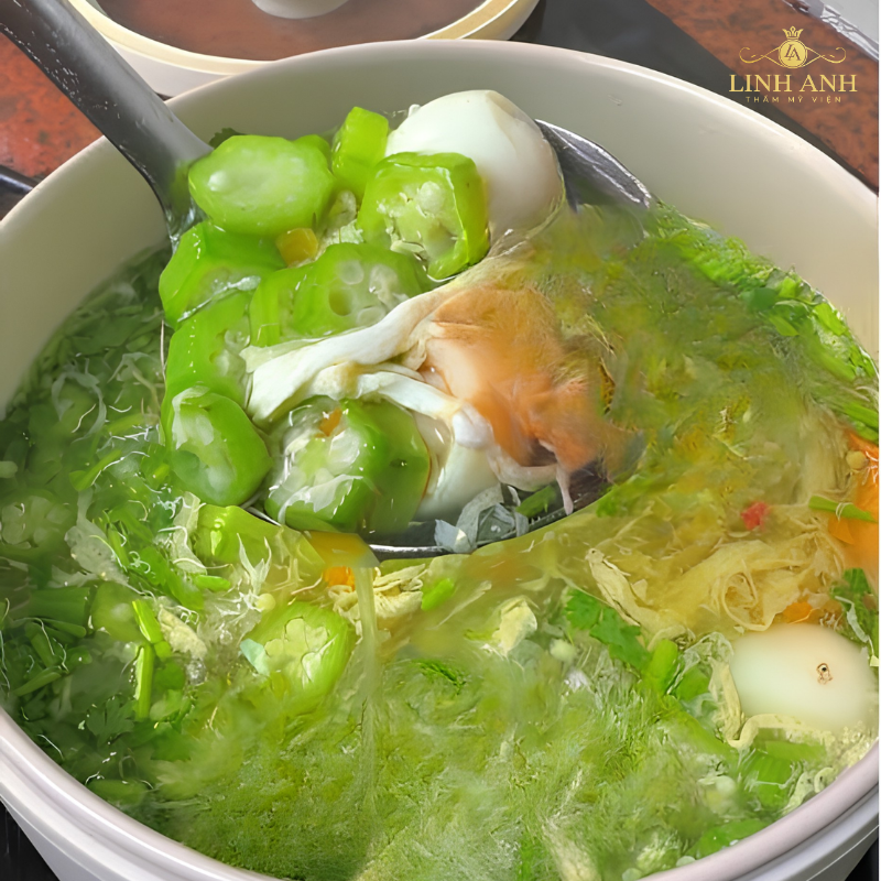Phun môi ăn súp đậu bắp
