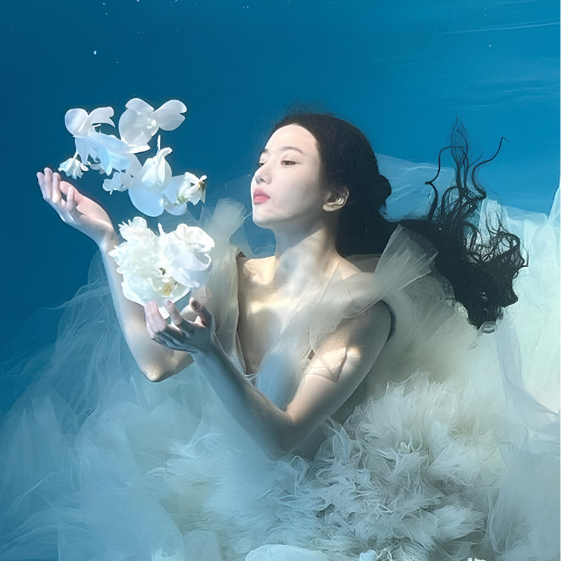 Nữ chụp hình cận mặt dưới nước
