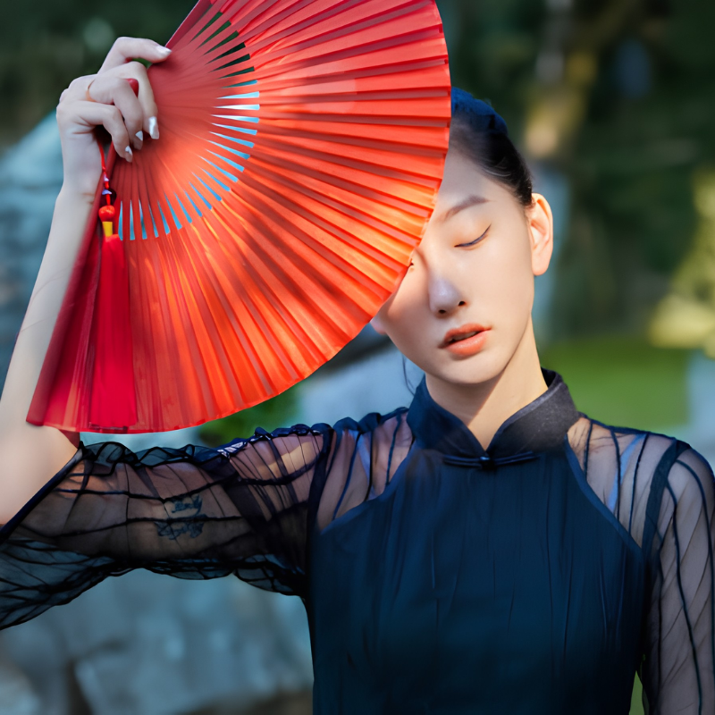 Chụp hình nữ dùng phụ kiện che mặt