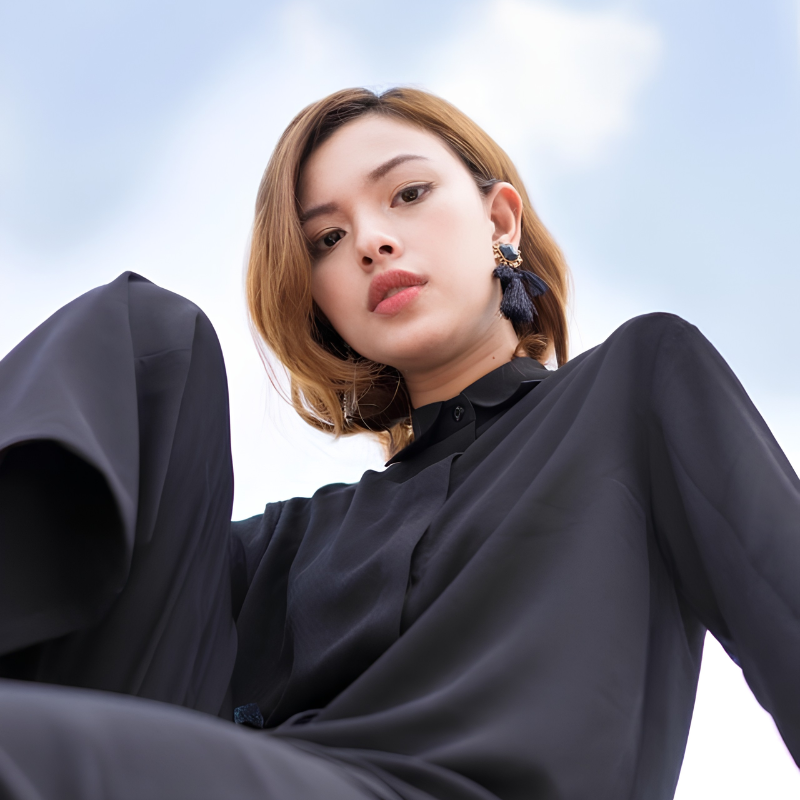 Chụp cận mặt cho nữ góc từ dưới lên
