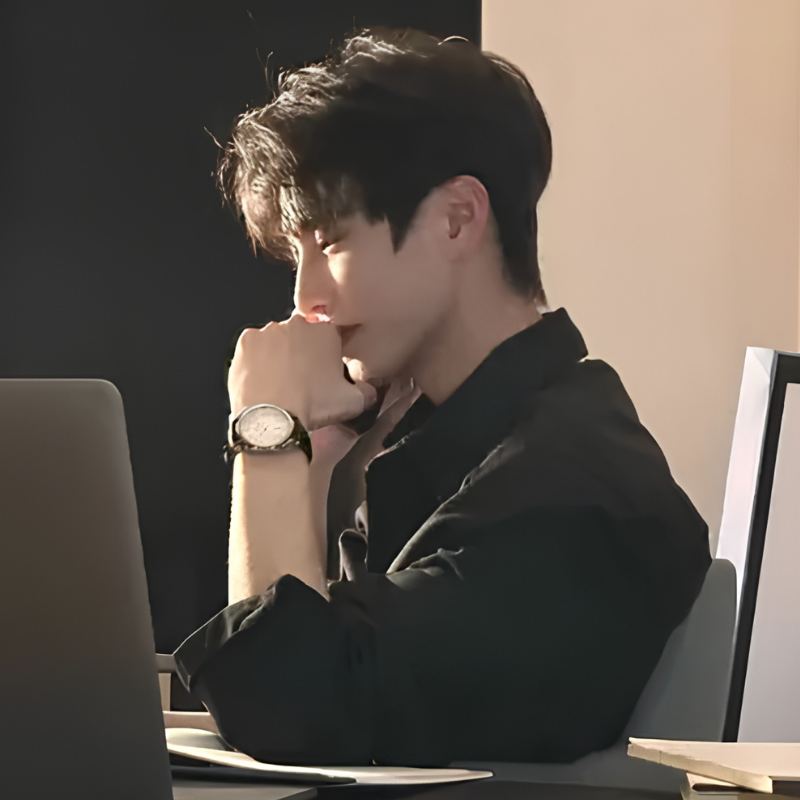Chụp hình nam đang làm việc