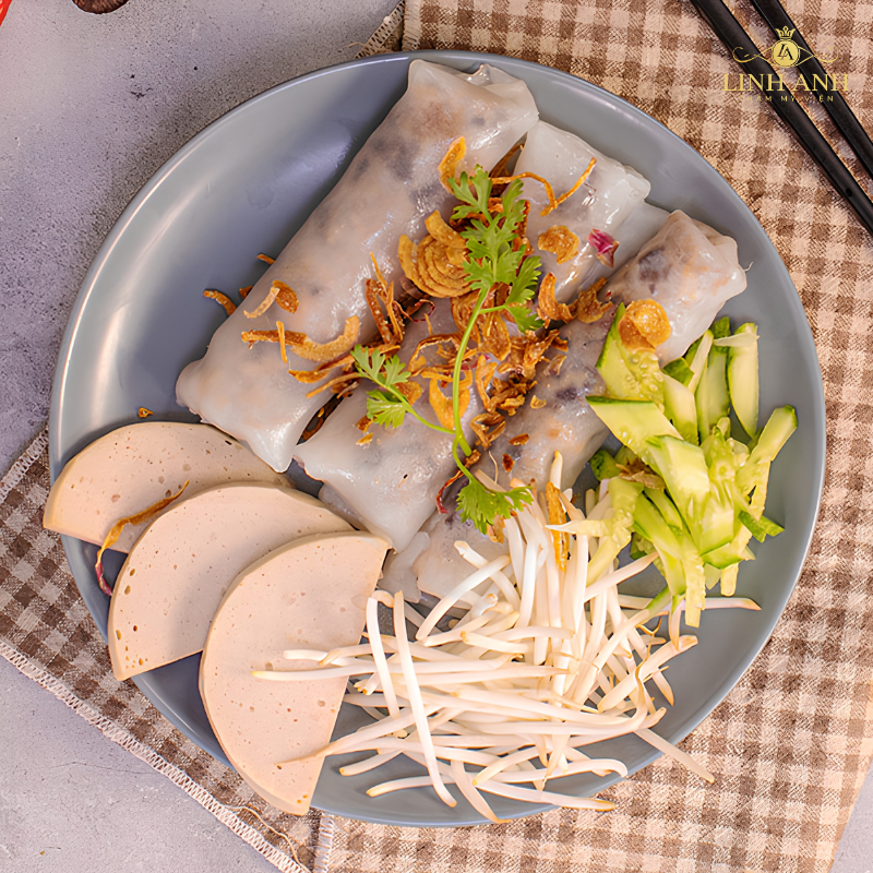 Xăm môi ăn bánh cuốn được không