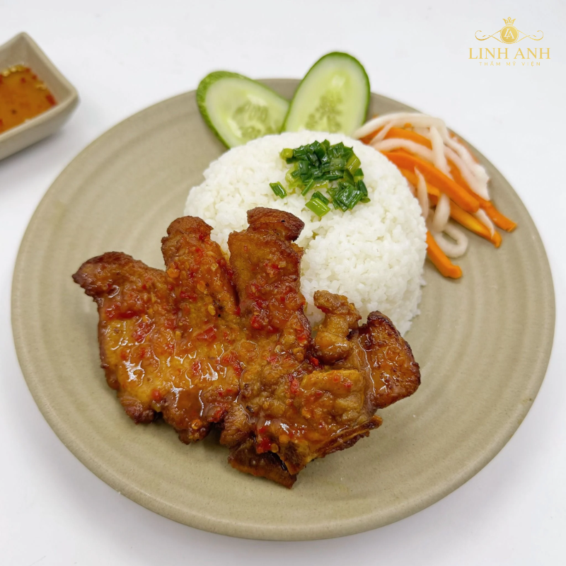 Phun môi ăn cơm sườn được không
