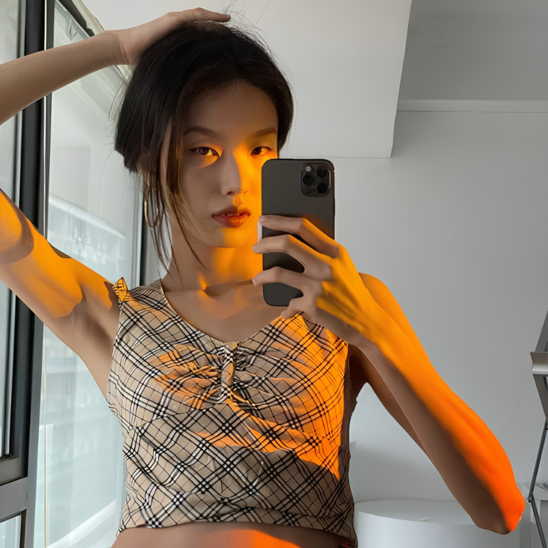 Tự sướng trước gương nữ