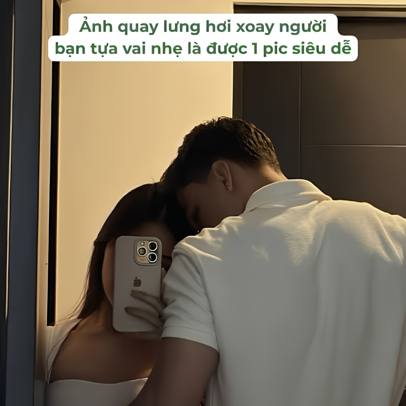 Tạo dáng chụp nữ trước gương với người yêu