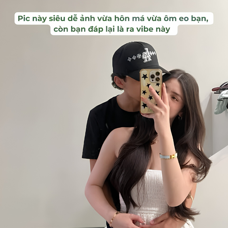 Tạo dáng chụp nữ trước gương với người yêu