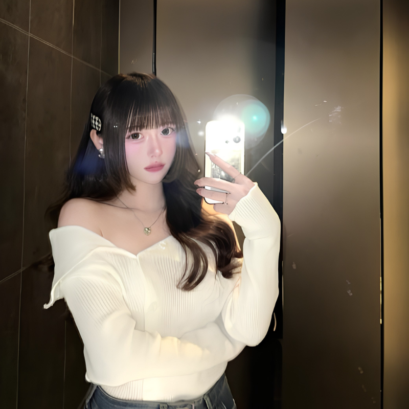Chụp hình trước gương nữ bật đèn flash