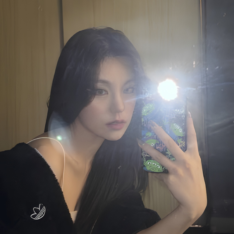 Chụp hình trước gương nữ bật đèn flash