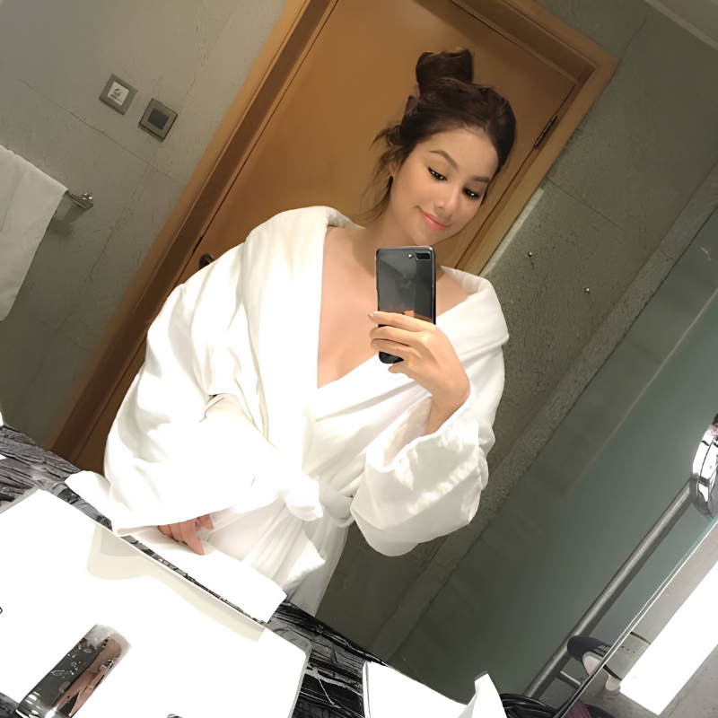 Chụp hình trước gương nhà tắm nữ
