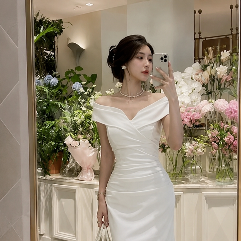 Chụp ảnh trước gương nữ mặc váy dài