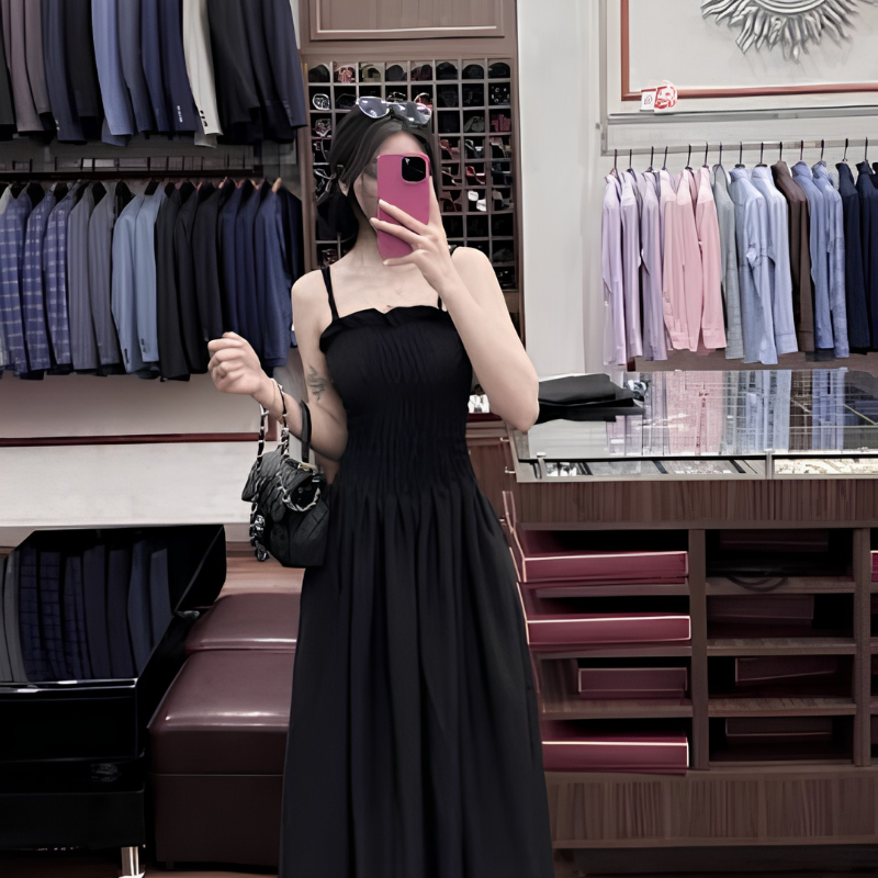 Chụp ảnh trước gương nữ mặc váy dài