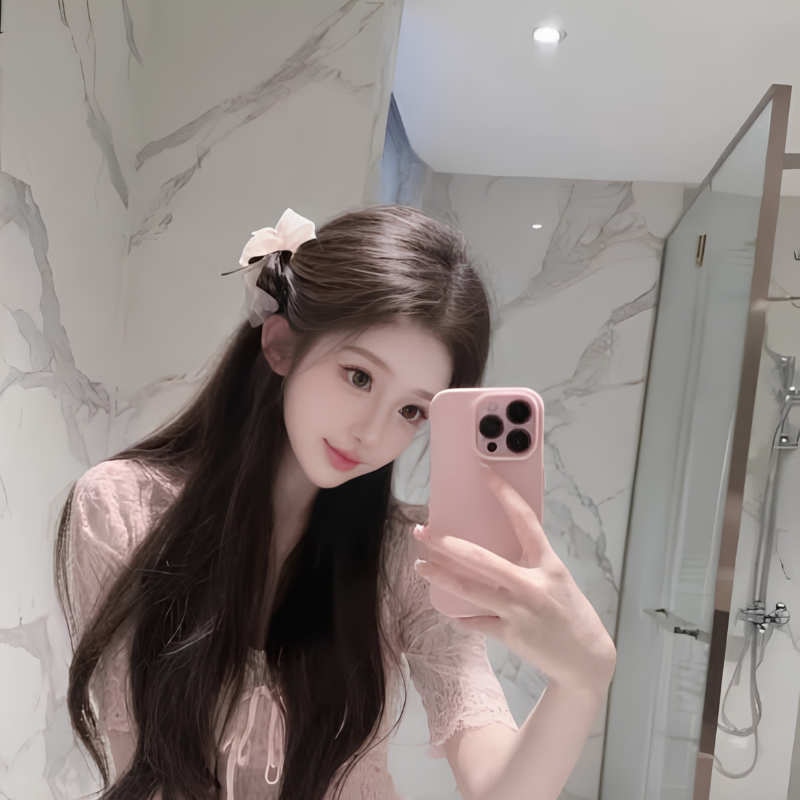 Tạo dáng chụp trước gương nữ dễ thương