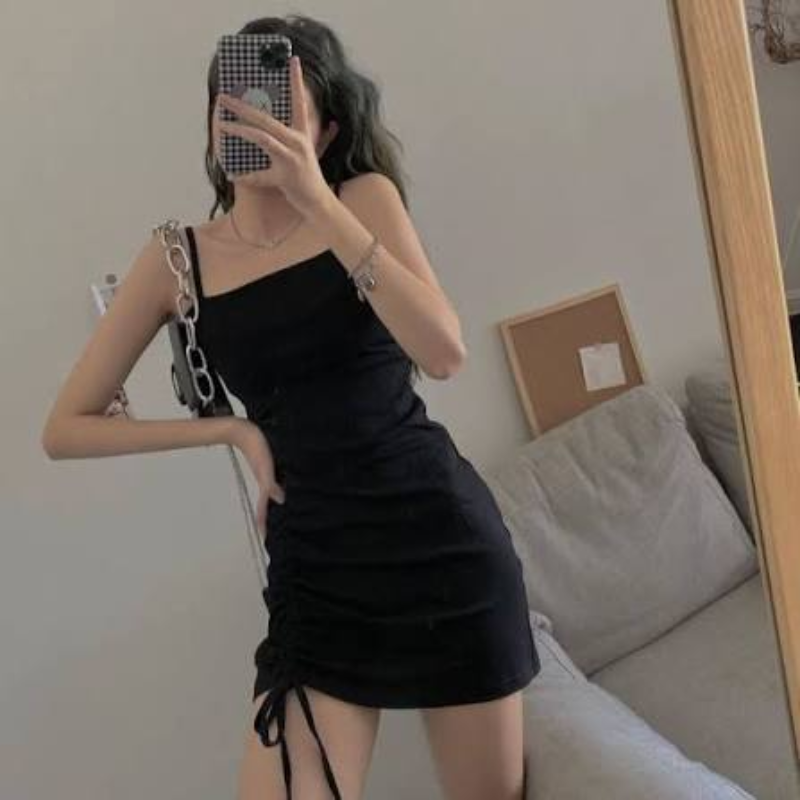 Chụp hình trước gương nữ quán cà phê