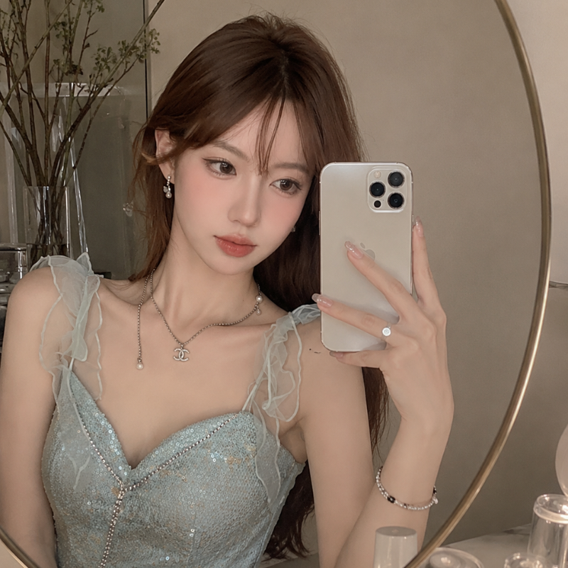 Chọn trang phục nữ phù hợp background