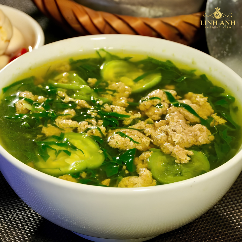 Nên ăn canh rau mồng tơi sau phun môi