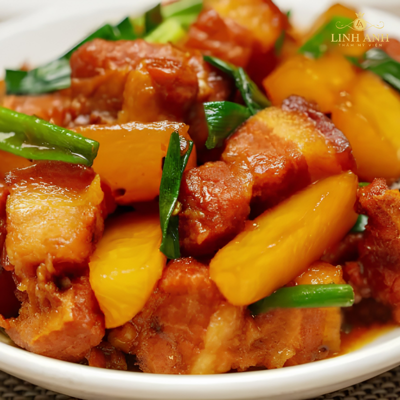 Phun môi ăn thịt heo kho