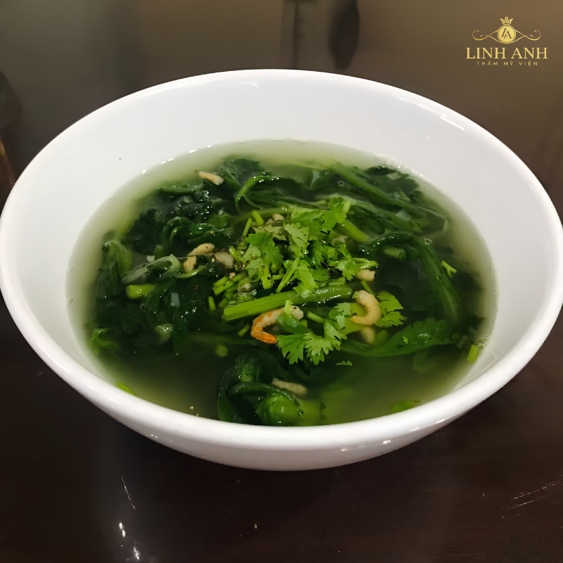 Canh rau tần ô ăn sau phun môi