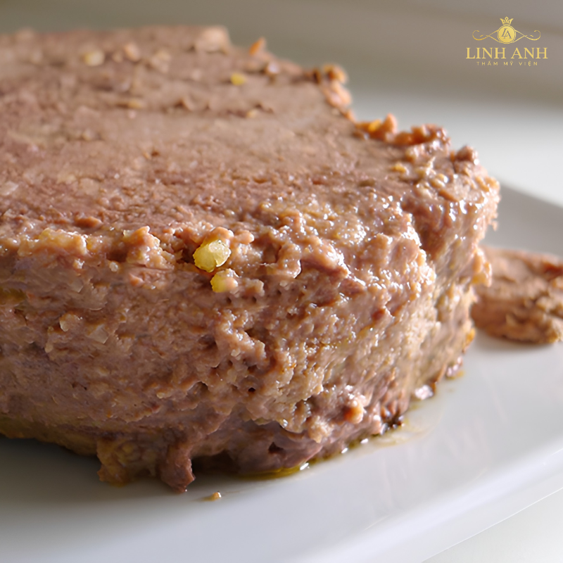 Pate có thể gây nhiễm khuẩn cho môi sau phun