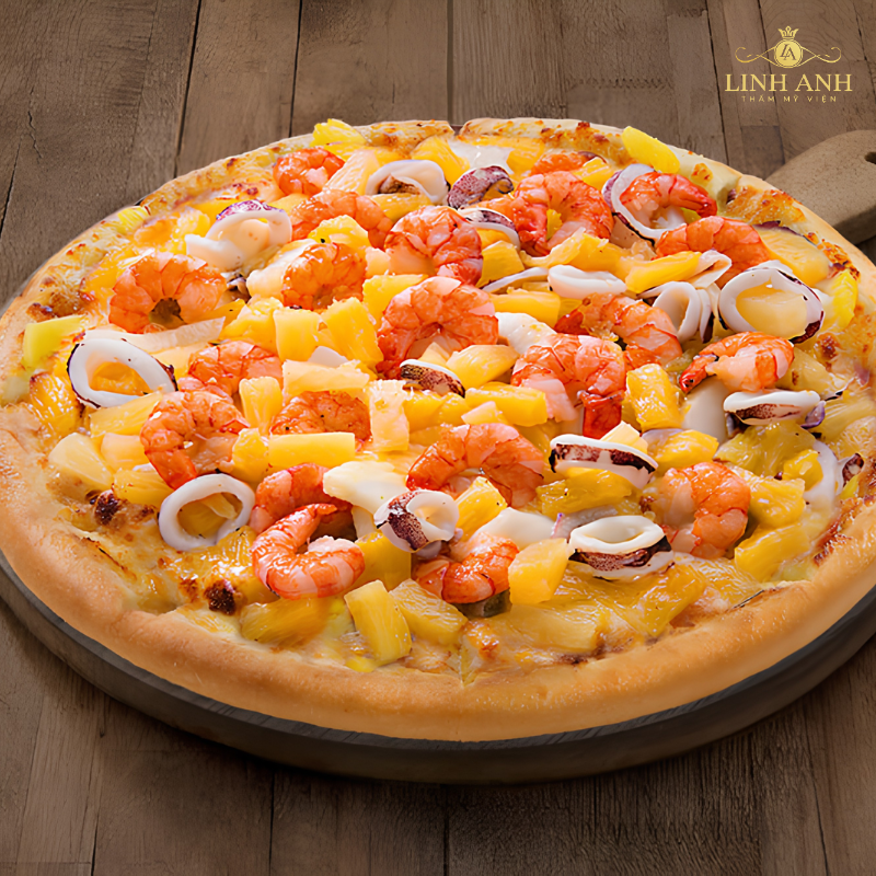 Không nên ăn pizza hải sản sau phun môi