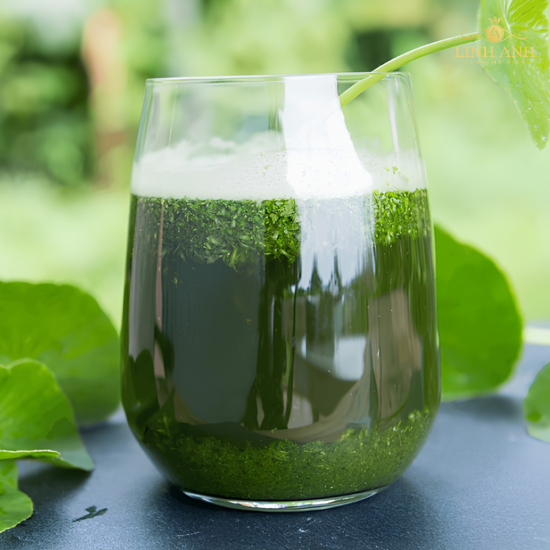 Uống nước rau má sau phun môi